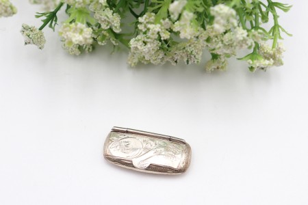 Caixa de rapé em prata de cantos arredondados e gravados na tampa